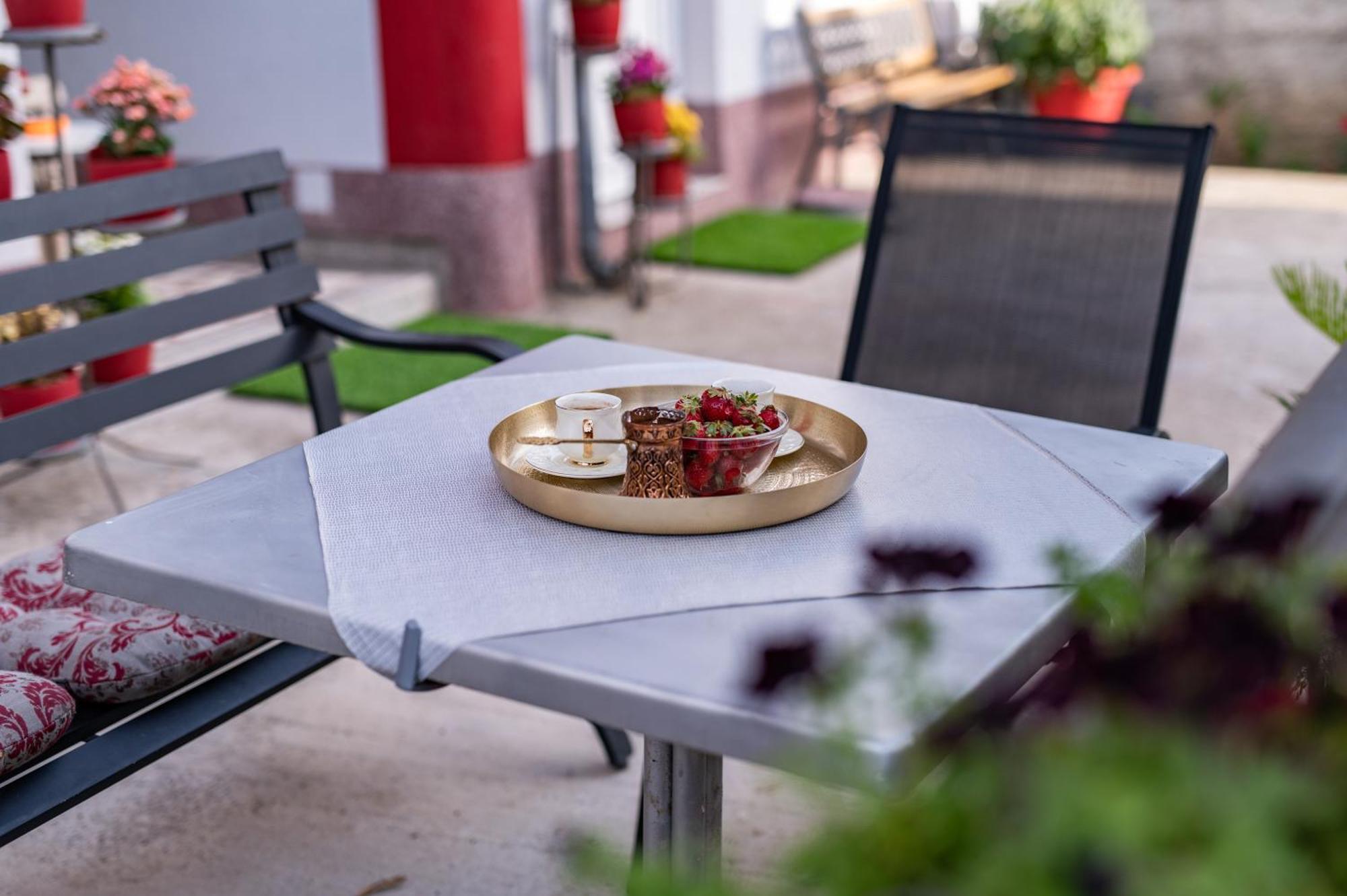 Apartmani Kaan Podgorica Exteriör bild